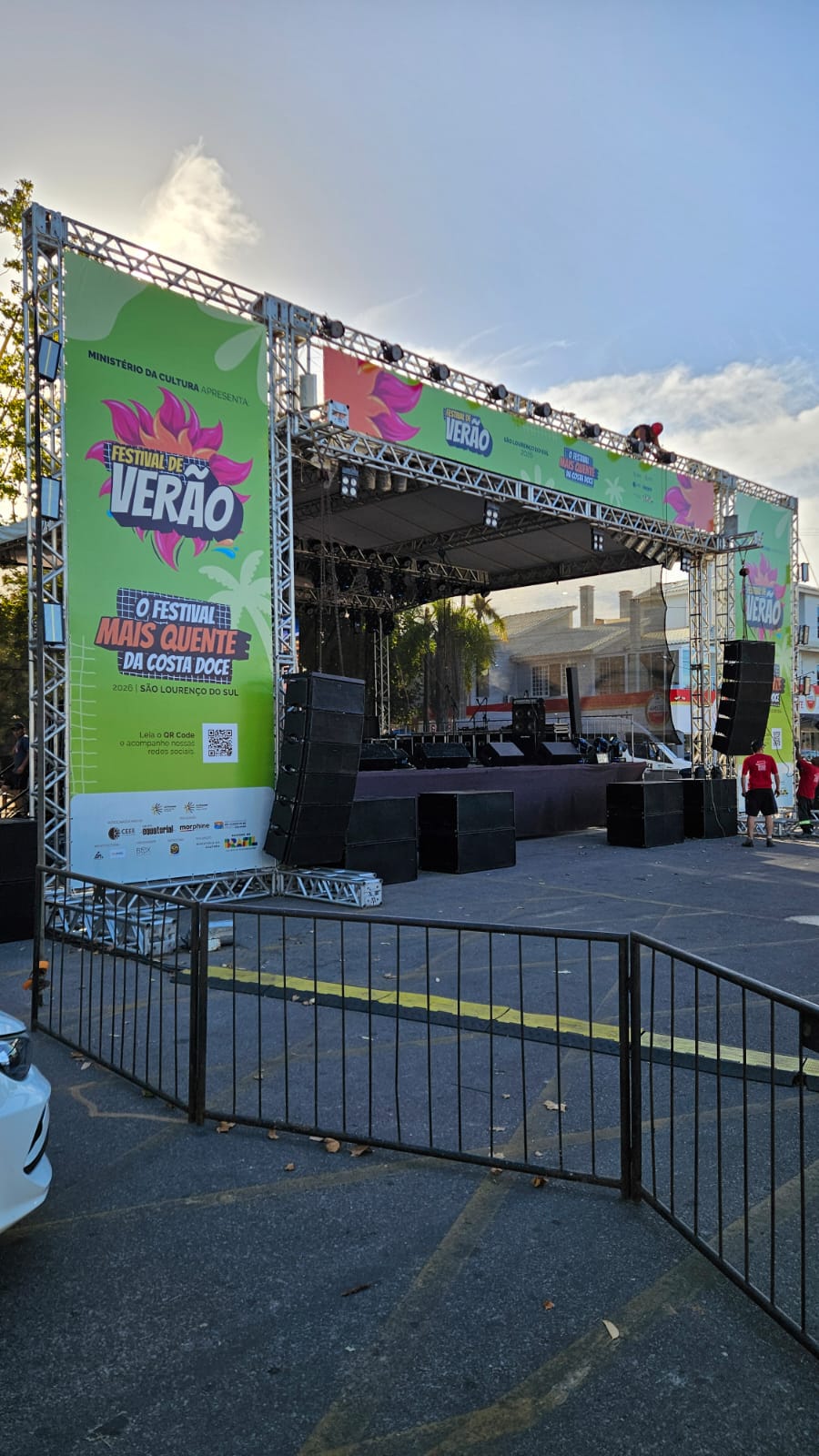 Montagem de palco e estrutura metálica Q30 pela Ano Luz no Festival de Verão em São Lourenço do Sul, RS